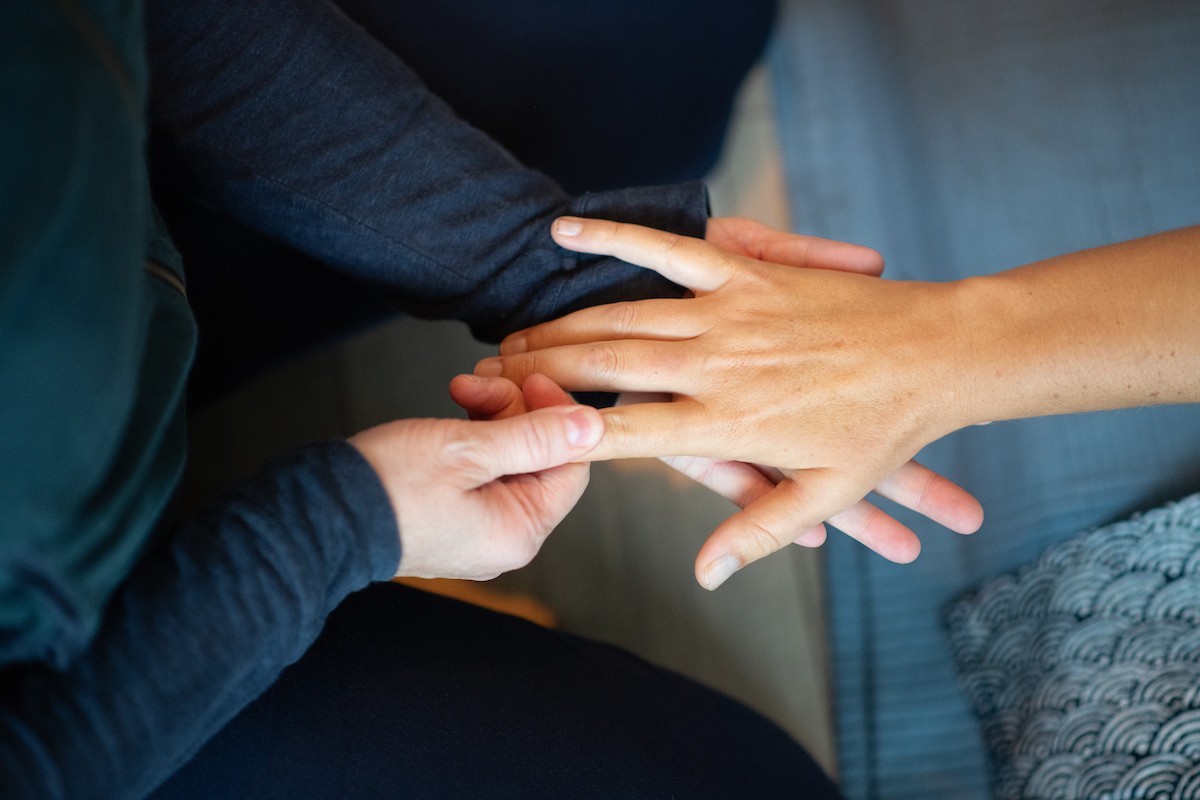 Travail des mains pendant une séance de shiatsu